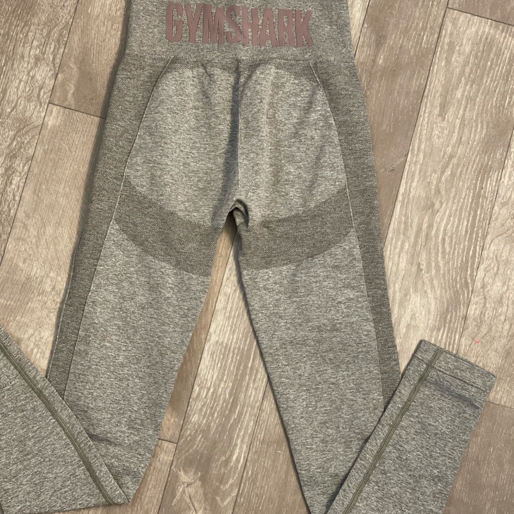 GYM SHARK LEGGINGS- SZ. S